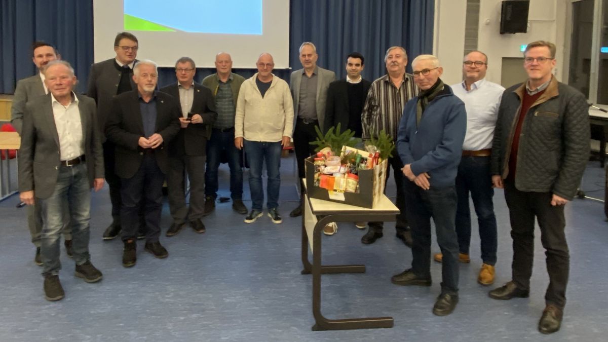 Zum Jahresende ehrte Björn Jarosz im Namen der Gemeinde Kirchhundem ehemalige und aktive Ratsmitglieder. von Hartmut Poggel