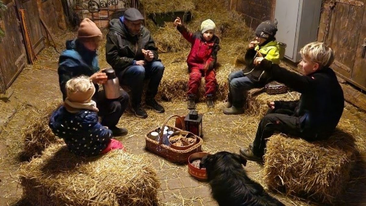Die Jungschar aus Finnentrop besuchte den Hof Belke und erlebte dort Weihnachtsatmosphäre im Stall. von privat