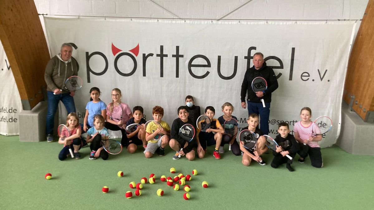 Die Ennester Grundschule und die Sportteufel Milstenau wollen Kinder für den Tennissport begeistern. von privat