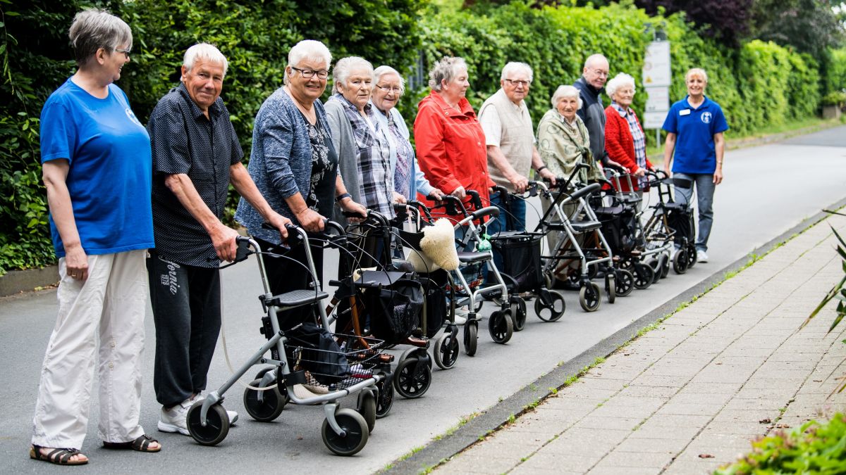 Seniorinnen und Senioren wurden für den Gebrauch des Rollators fit gemacht. von LSB NRW | Andrea Bowinkelmann