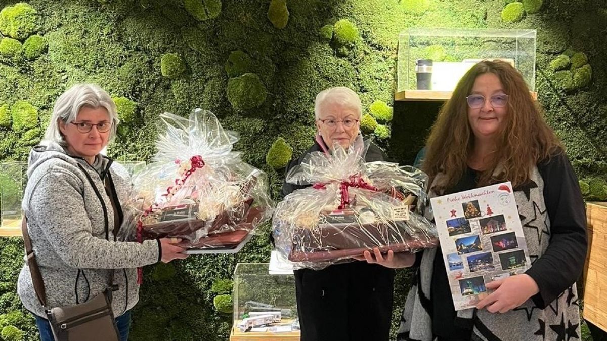 Simone Tesche-Klenz (r.), Stadtmarketing, überreichte die Geschenkkörbe an Monika Rosenthal (Mitte, Gewinnerin Herbst) und Diana Richter (Gewinnerin Weihnachten) im WieWoWatt…in Lennestadt. von Stadtmarketing