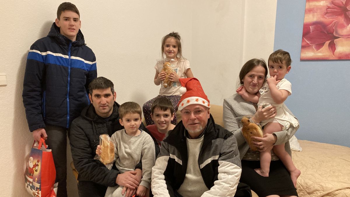 Der Attendorner SPD-Vorsitzende Wolfgang Langenohl verteilte 139 Weihnachtspäckchen an Kinder aus der Ukraine. von privat