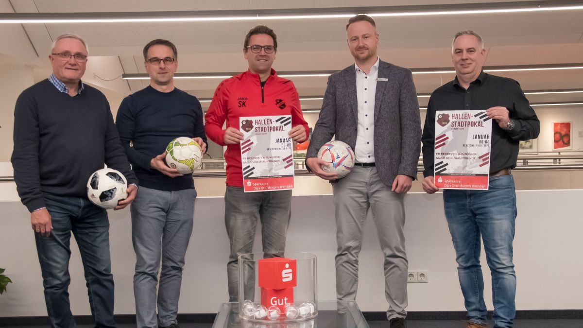 Der SV Eintracht Kleusheim ist Ausrichter des Olper Hallenstadtpokals: Joachim Schlüter, Volker Heite, Sebastian Kreiser, Leonardo Di Bella und Volker Köhler (v.l.) von Sparkasse Olpe-Drolshagen-Wenden