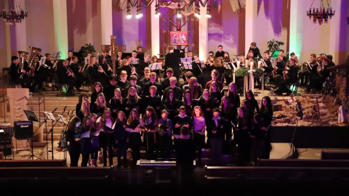 Die Ensembles des St.-Franziskus-Schule mit 100 Mitwirkenden präsentierten ein vielseitiges...