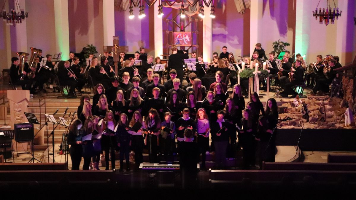 Die Ensembles des St.-Franziskus-Schule mit 100 Mitwirkenden präsentierten ein vielseitiges vorweihnachtliches Musikprogramm. von privat