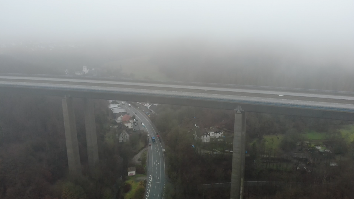 Seit gut einem Jahr ist die Talbrücke Rahmede gesperrt, was große Auswirkungen auf die heimische Wirtschaft hat. von Autobahn Westfalen