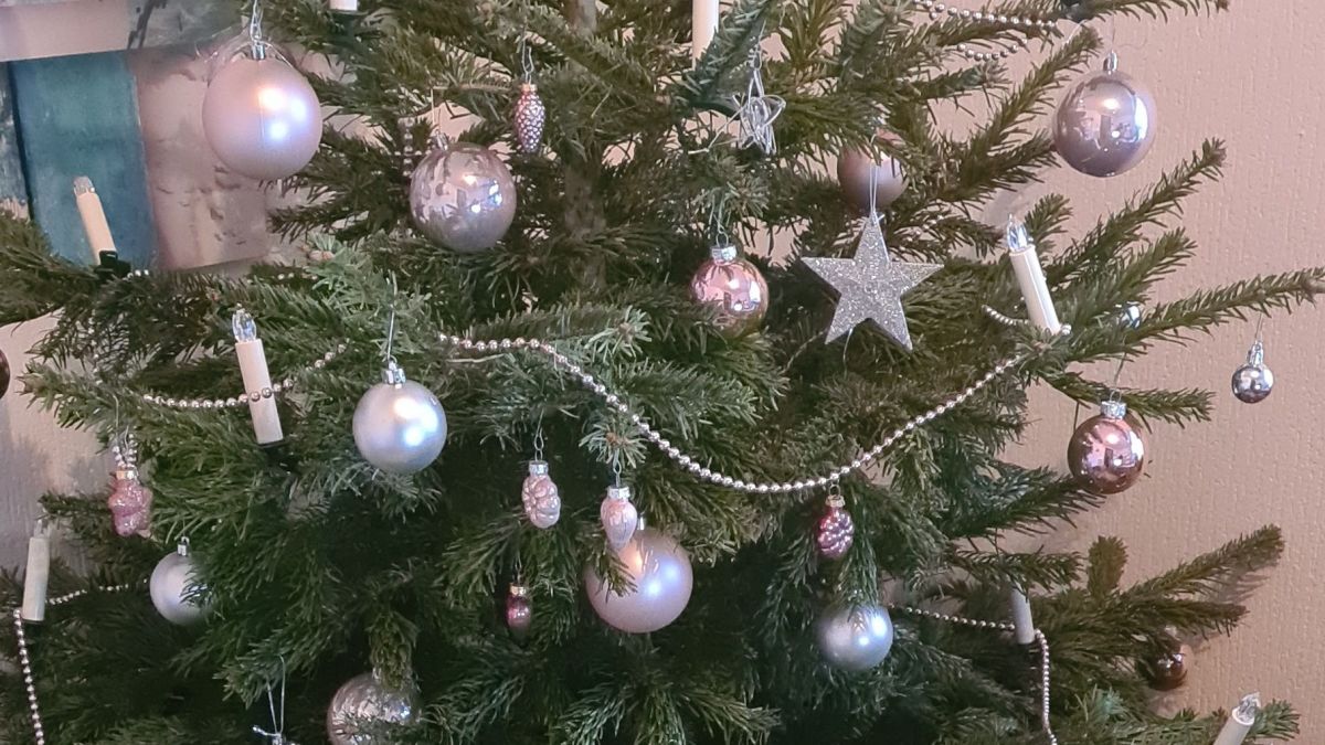 So ähnlich ist auch dfer Weihnachtsbaum in der Helios Klinik Attendorn geschmückt. von Nicole Voss