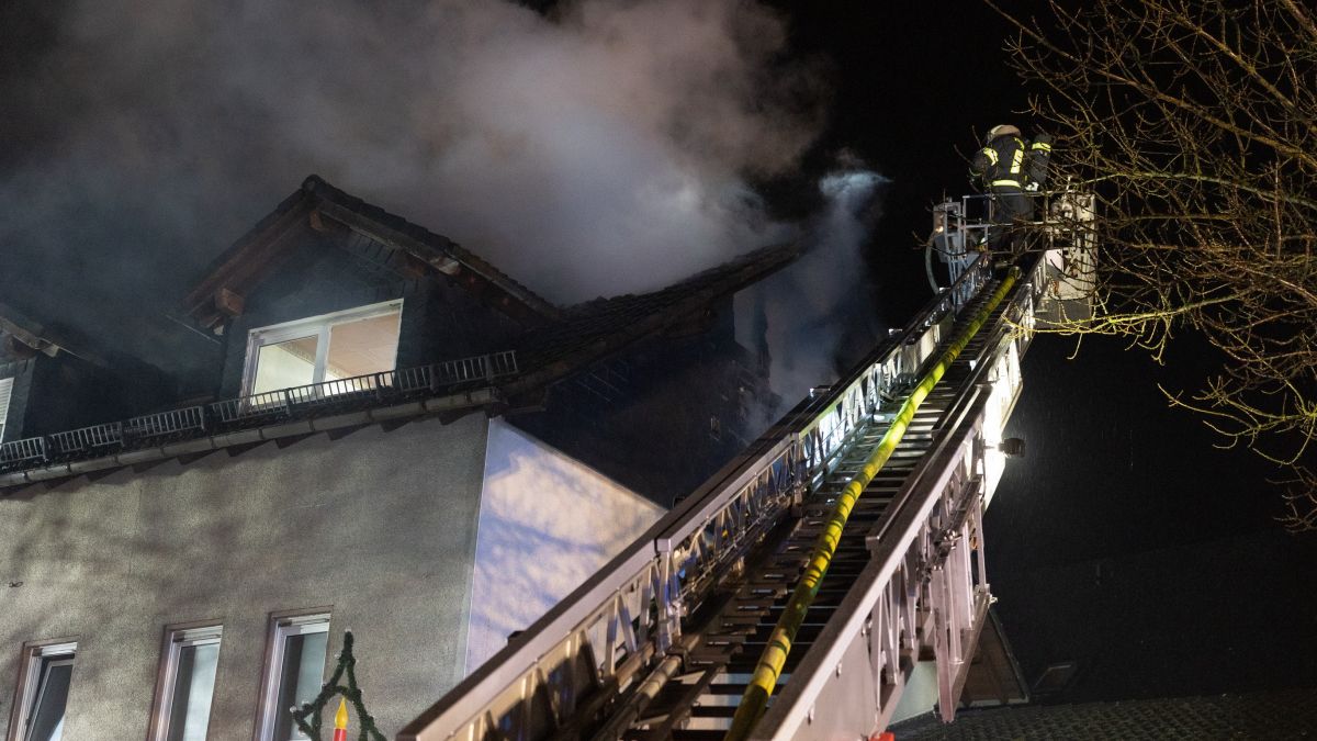 Dachstuhlbrand in einem Mehrfamilienhaus in Wenden am 20. Dezember 2022. von Kai Osthoff