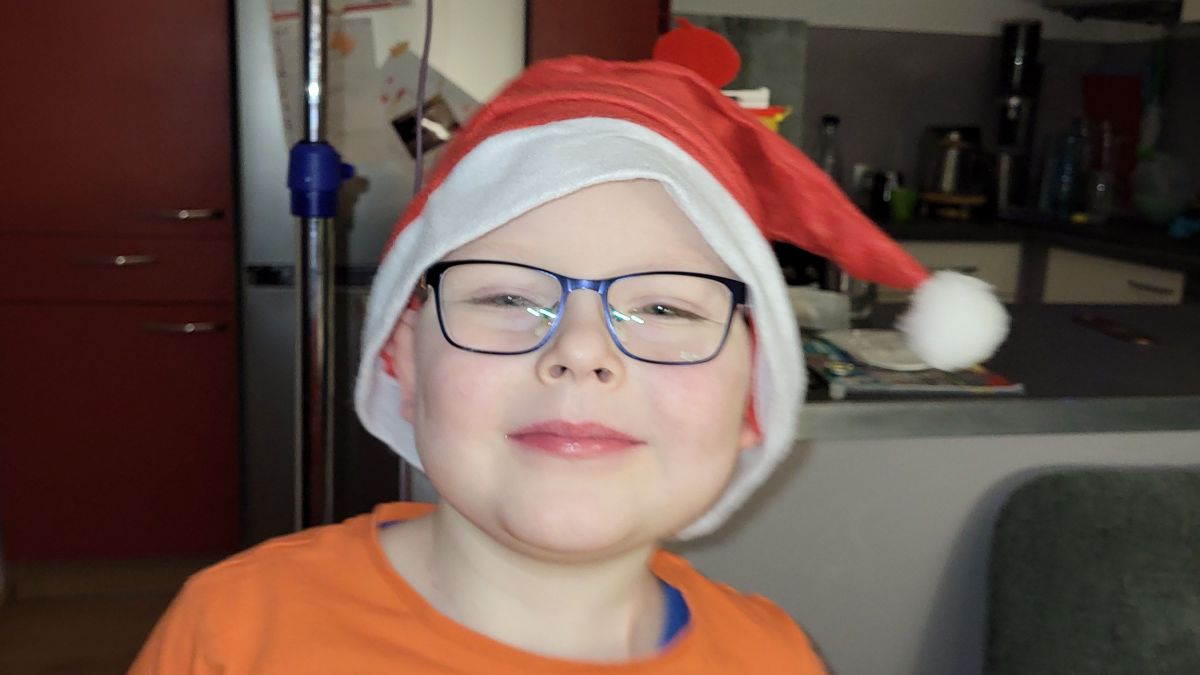 Der kleine Emil (7) leidet an Leukämie. Nachdem sich ein Knochenmarkspender gefunden hatte, fand drei Tage vor Heiligabend die Transplantation statt. von privat