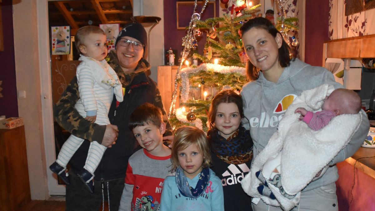 Familie Wieland: Christian Mit Sohn Rico, Toni, Nena, Josy und Kathrin mit Tochter Lisa (v.l.) freuen sich aufs Weihnachtsfest und die gemeinsame Zeit. von Nicole Voss
