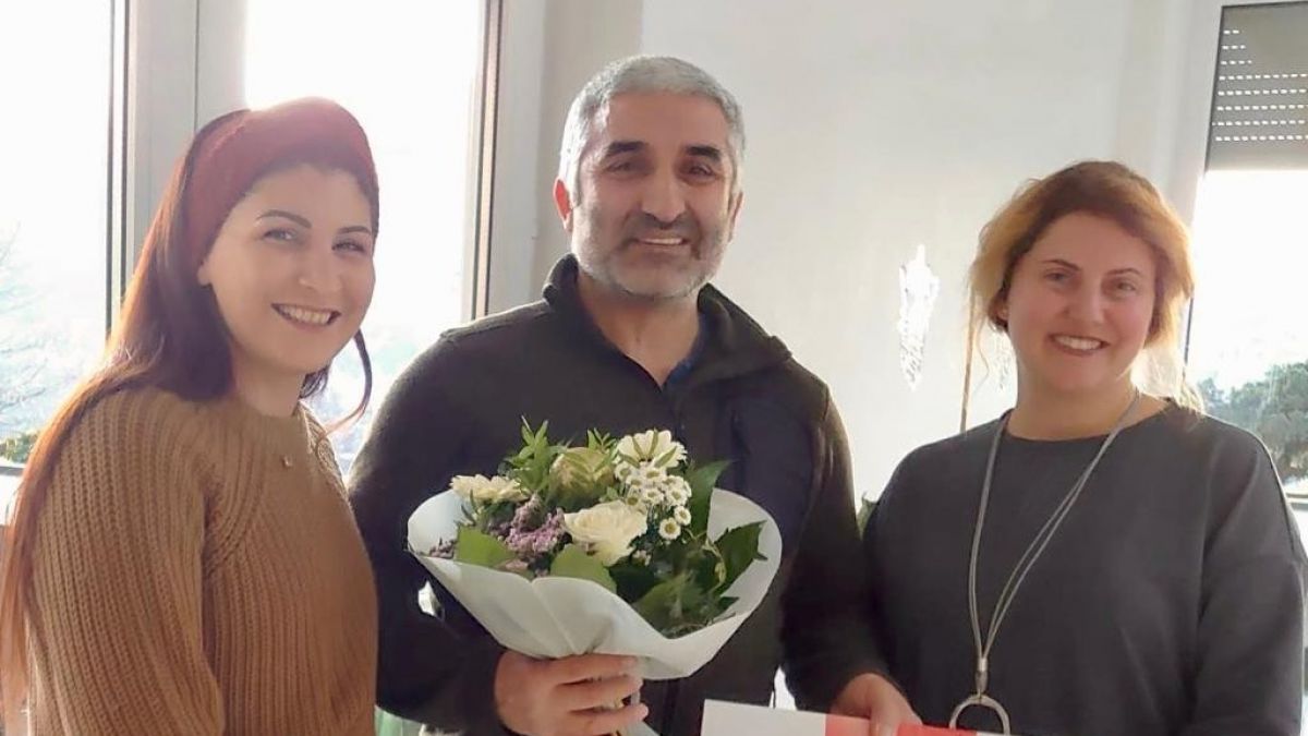 Şerife Okyay-Turkan und Nurhan Demirtaş bedankten sich bei Tamer Kılıç für fast 30 Jahre ehrenamtliches Engagement im Meggener Jugendtreff. von privat