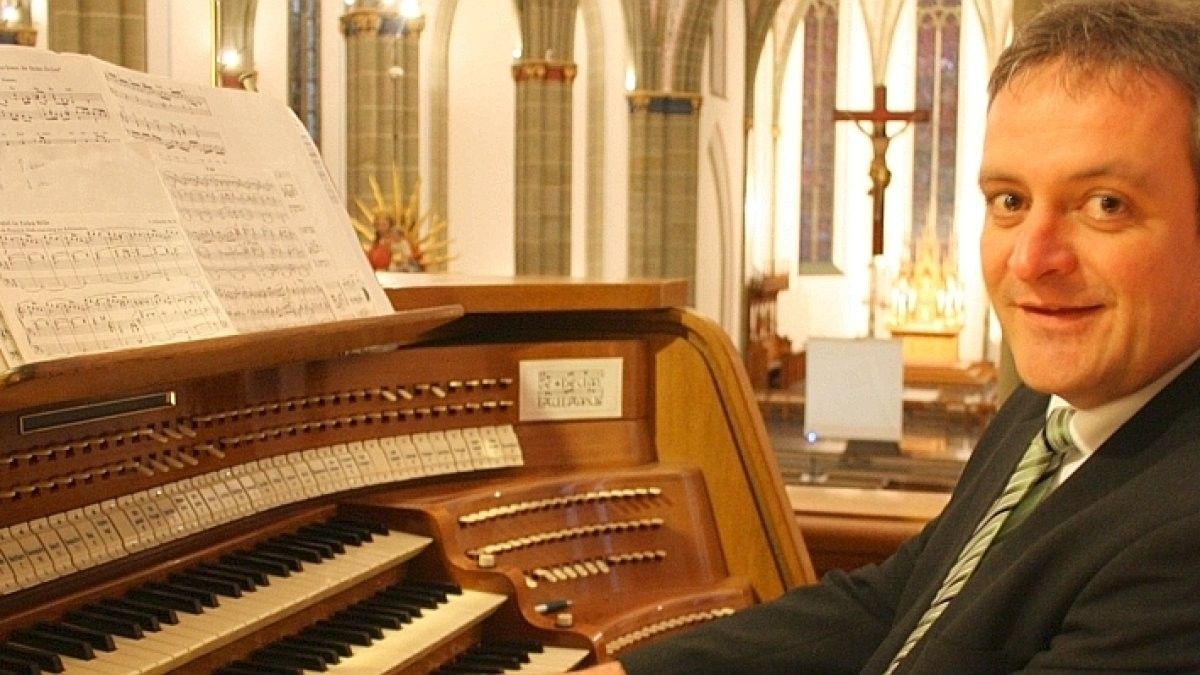 Jürgen Poggel spielte die Orgel während der Schützenmesse in Welschen Ennest. von privat