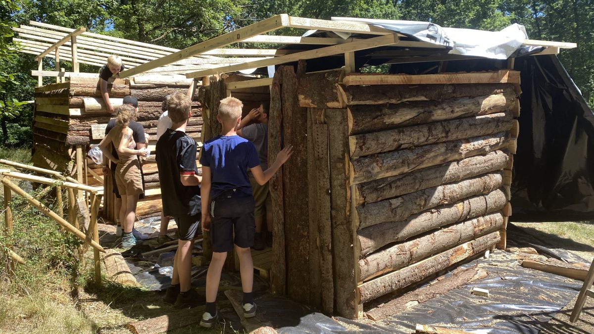 Vom 22. bis 29. Juni können die Kinder wieder ihre eigenen Holzhütten bauen. von privat