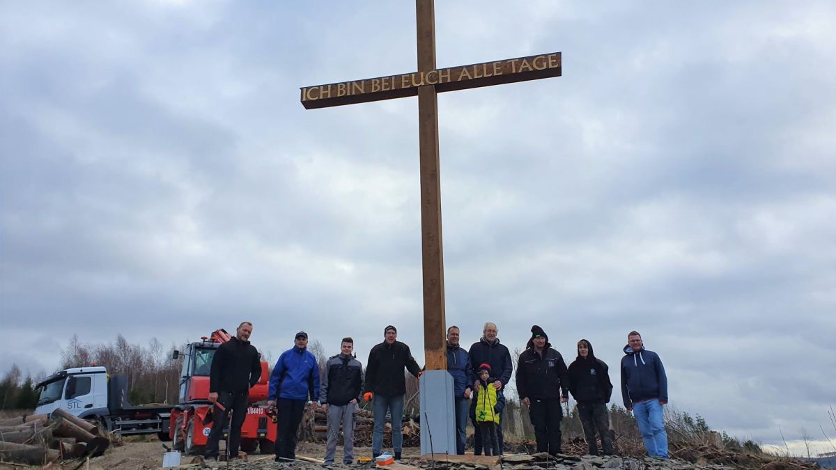Altenhundemer Familien errichten Gipfelkreuz auf dem „Top of Töte“