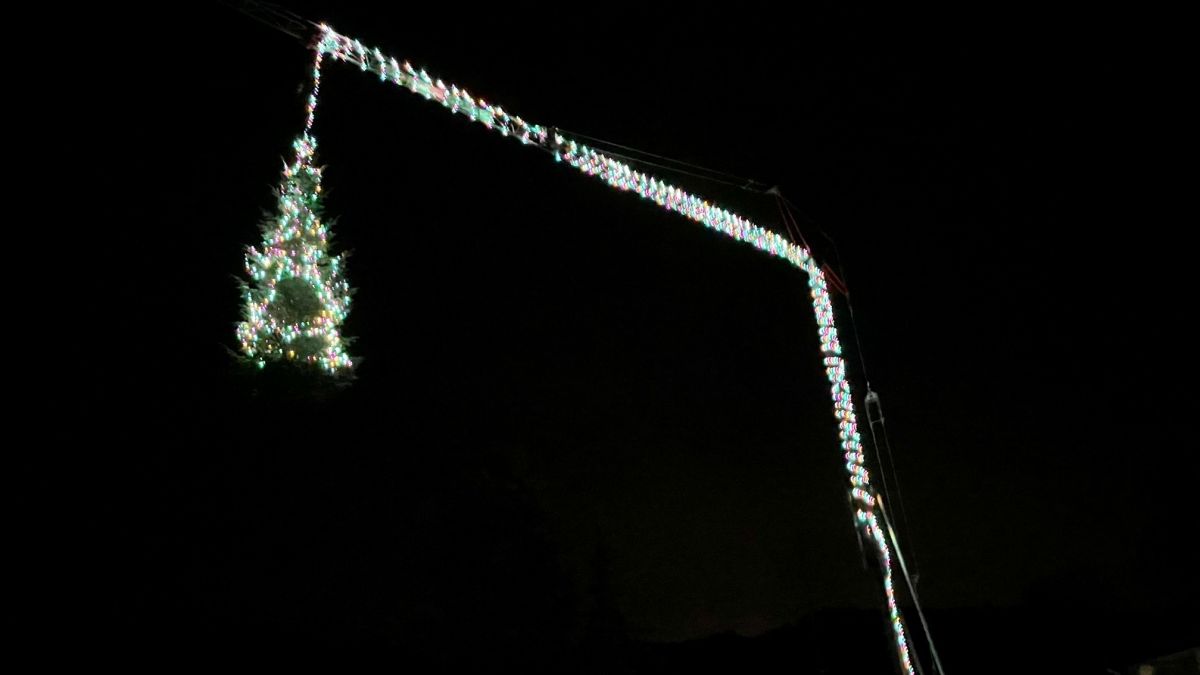 Ein gigantisches Weihnachtssymbol ist der geschmückte Kran am Ortsausgang von Fretter in Richtung Serkenrode. von Claudia Wichtmann