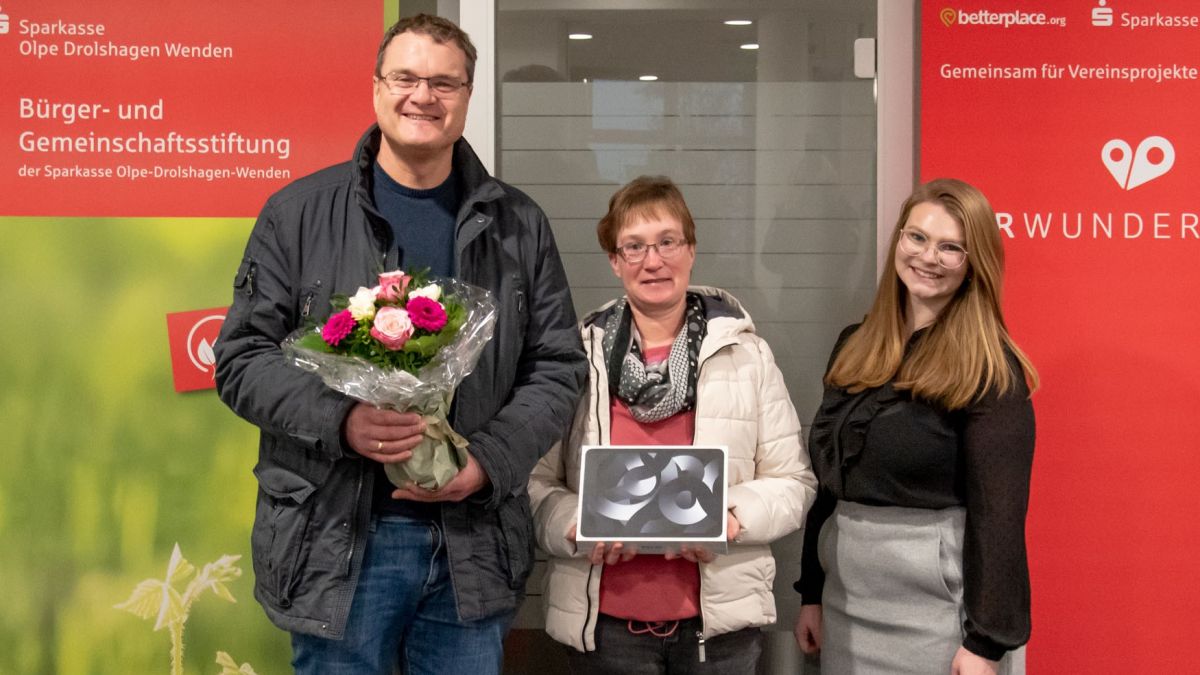 Zur Gewinnübergabe kamen (v. l. n. r.) Jörg und Sandra Kramarz aus Hillmicke in die Geschäftsstelle Wenden und erhielten dort ihr iPad Air und einen Blumenstrauß von Kundenberaterin Sofie Miller. von Sparkasse ODW