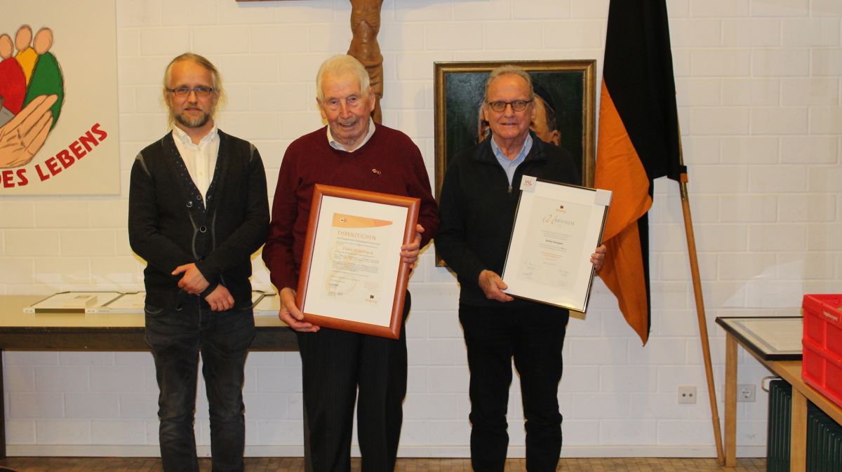 Erwin Wittemund (m) wurde mit dem Kolping-Ehrenzeichen geehrt und Walter Schuppert (r.) erhielt eine Urkunde für 40-jährige Treue. von privat
