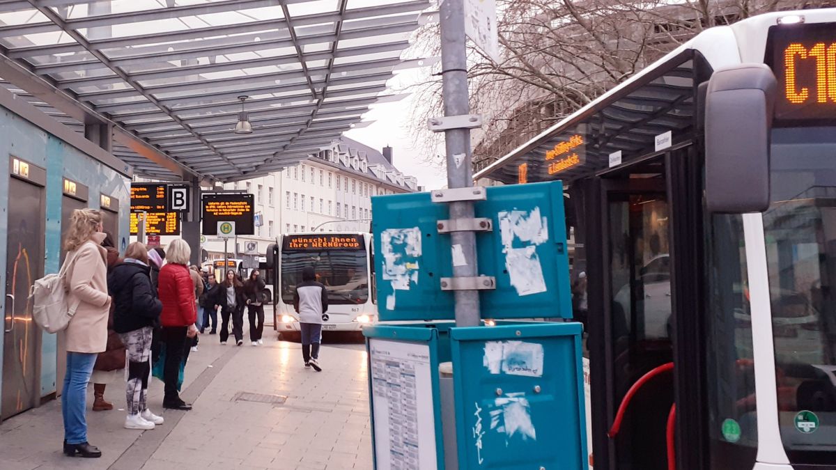 Haltende Busse am ZOB Siegen. von ZWS
