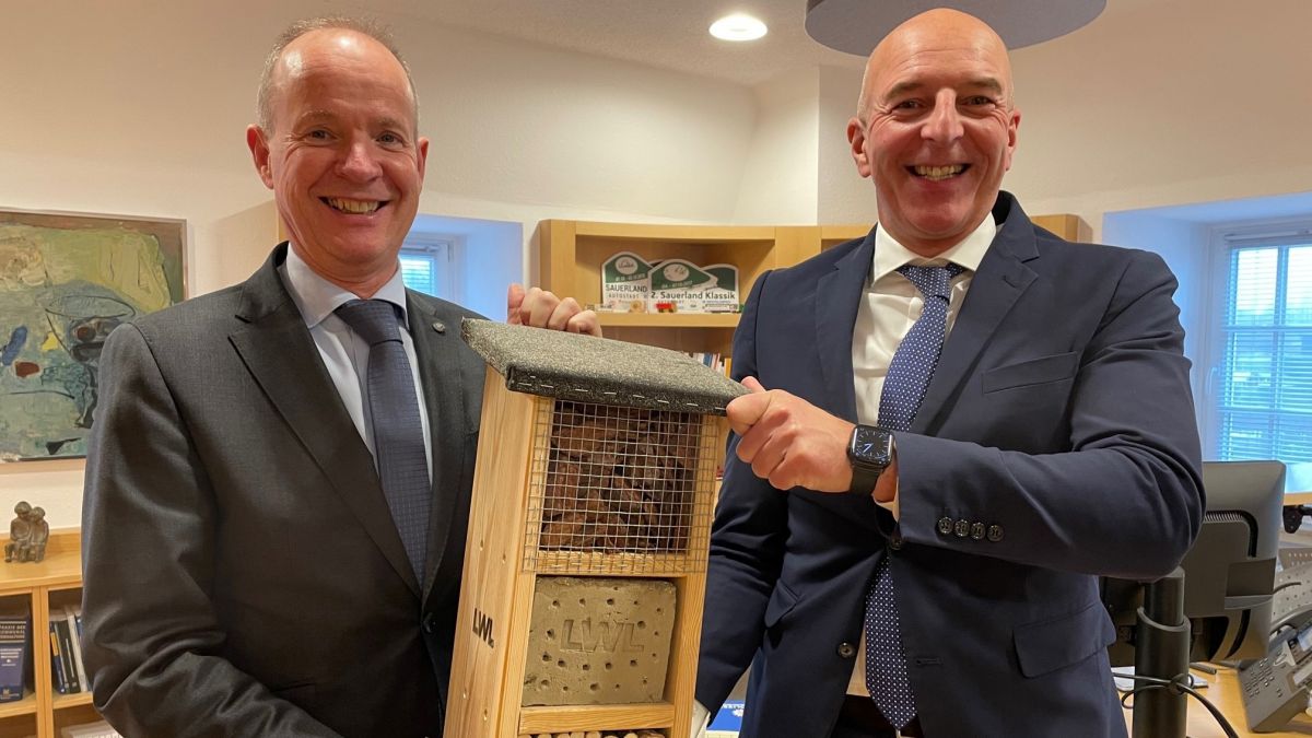 LWL-Direktor Dr. Georg Lunemann (rechts) überreichte Landrat Theo Melcher ein Bienenhotel aus der Fertigung der Maßregelvollzugsklinik und des Industriemuseums des Landschaftsverbandes. von Kreis Olpe