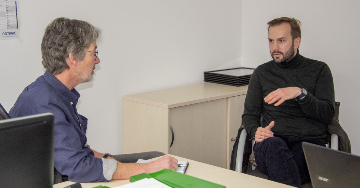 Jakov Devčić war zu Besuch in der LokalPlus-Redaktion und sprach mit Redaktionsleiter Wolfgang Schneider (links). von Tine Schmidt