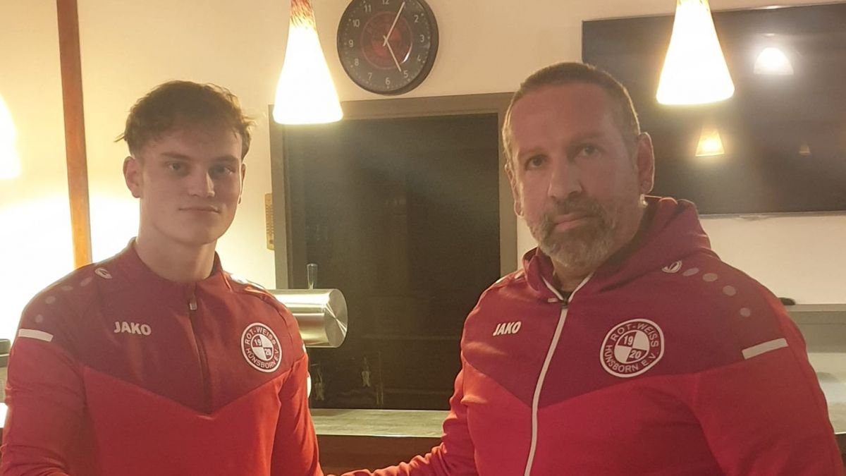 Der SV Rot-Weiß Hünsborn hat Lars Waffenschmidt (links, mit dem sportlichen Leiter Alfonso Rubio Doblas) für die neue Saison verpflichtet. von privat