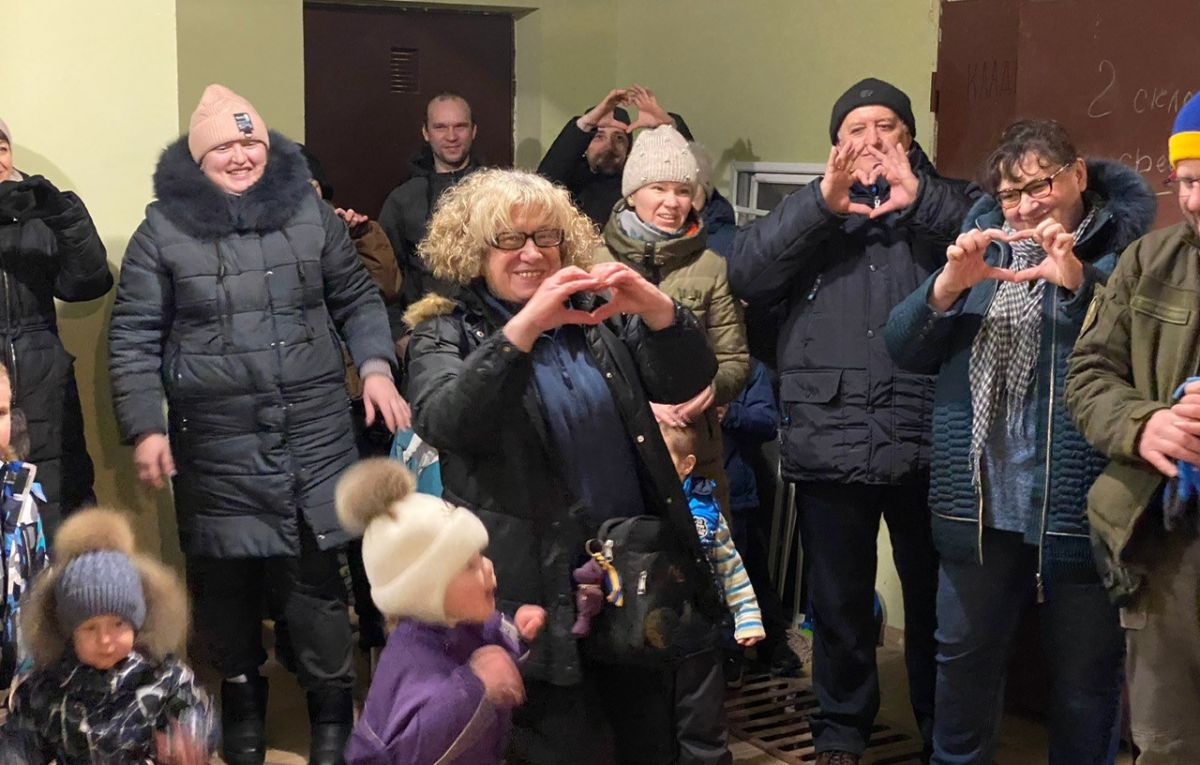 Die Dankbarkeit der Menschen in der Ukraine ist unbeschreiblich: Gemeinsam mit Angela (Mitte), mit der das Helferteam seit Monaten in engem Kontakt steht, soll die Hilfe jetzt dahin gebracht werden, wo sie dringend benötigt wird. von privat