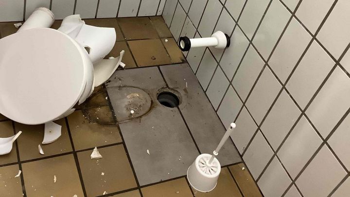 Binnen weniger Monate ist es das dritte Mal, dass die Toilettenanlage Opfer von Vandalismus wird.