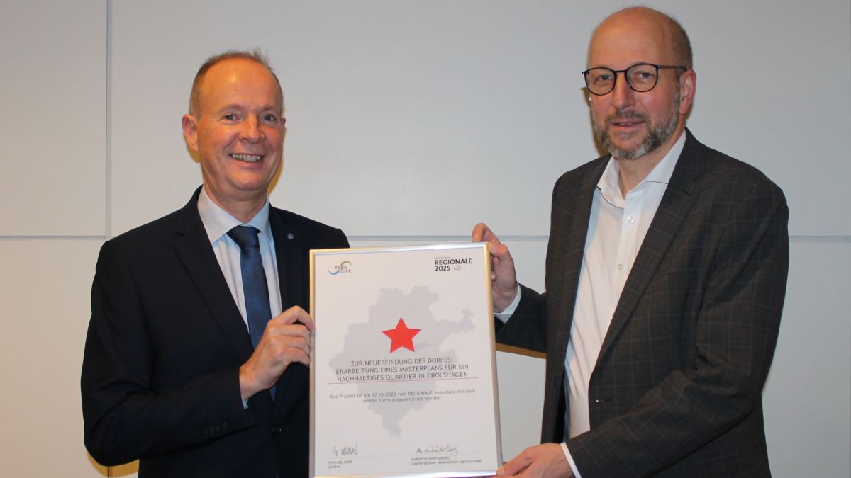 Landrat Theo Melcher (links) übergibt die Urkunde zum ersten Stern an Drolshagens Bürgermeister Ulrich Berghof. von Kreis Olpe