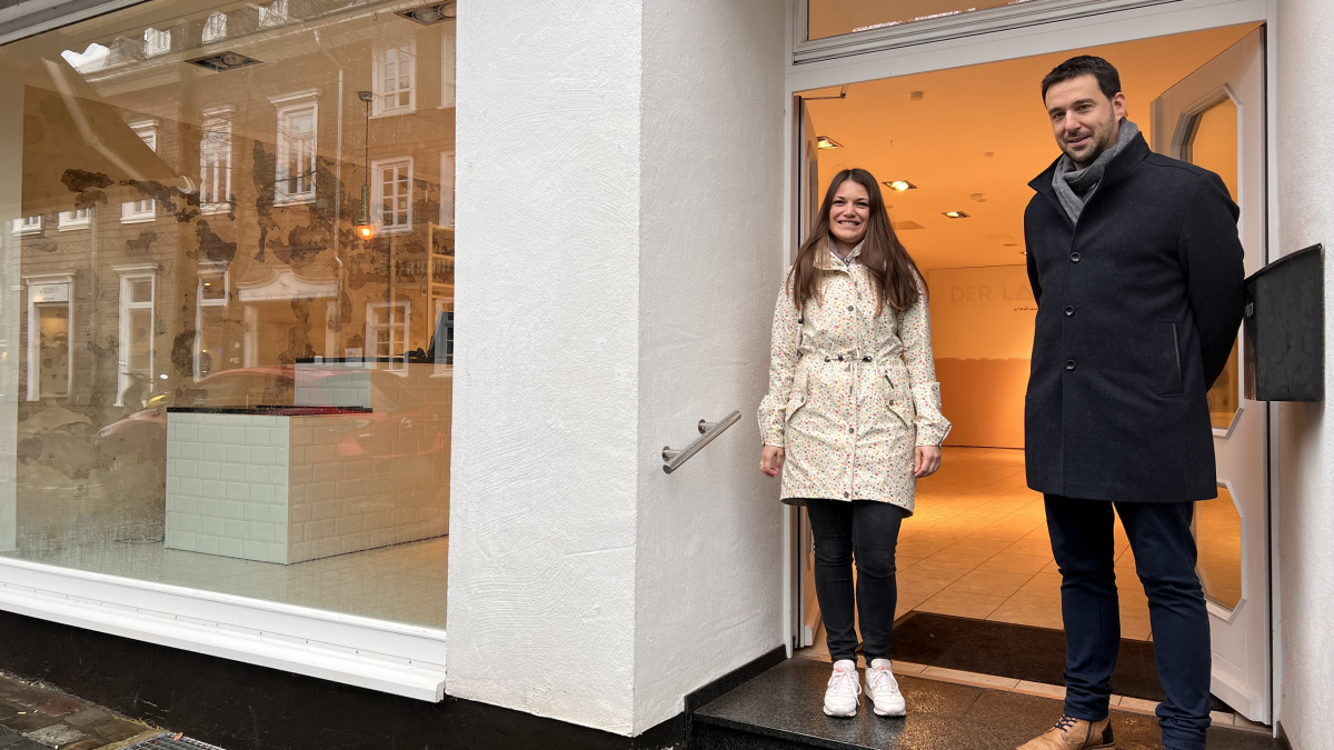 Klarissa Hoffmann und Torsten Kaufmann vor dem Ladenlokal in der Kölner Straße, das ab sofort bezogen werden kann. von Kreisstadt Olpe