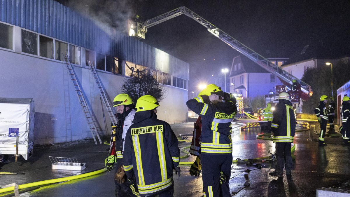 Die Feuerwehr eilte am Donnerstagabend, 12. Januar, zu einer brennenden Industriehalle in Olpe. von Kai Osthoff
