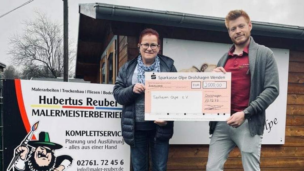 Dominik Reuber (Malermeisterbetrieb Reuber) übergab den Spendenscheck an Elke Stellbrink (Vorsitzende Tierheim). von privat