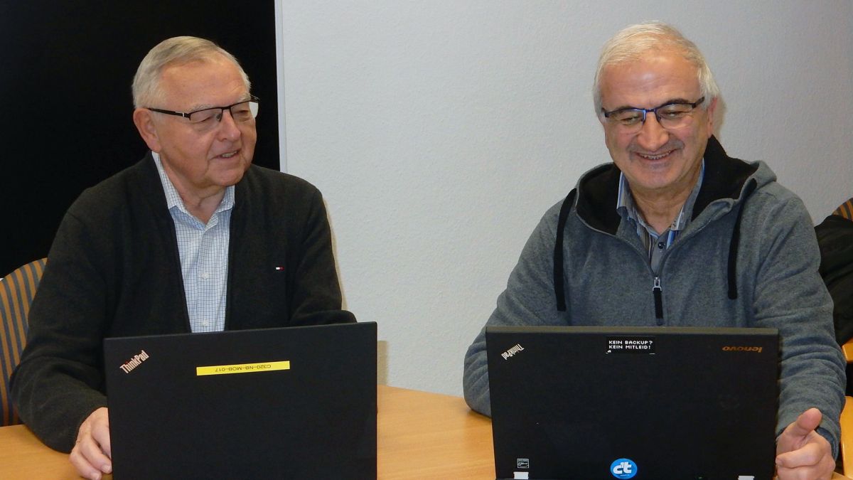 Hubertus Schultze (links) und Vittorio Fasulo bringen beim Stammtisch die digitale Welt näher. von privat