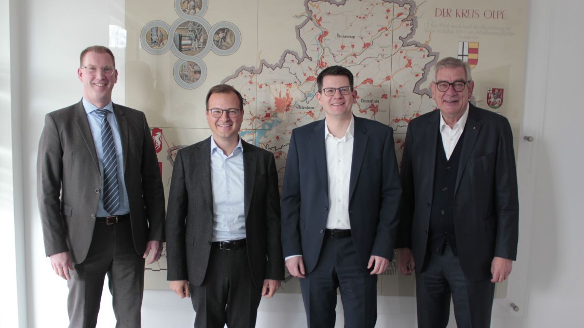 Arndt G. Kirchhoff, Christian Hermann, Christopher Mennekes und Thorsten Holzhäuser (von rechts) stellten die Stimmungslage der heimischen Unternehmen vor. von Wolfgang Schneider
