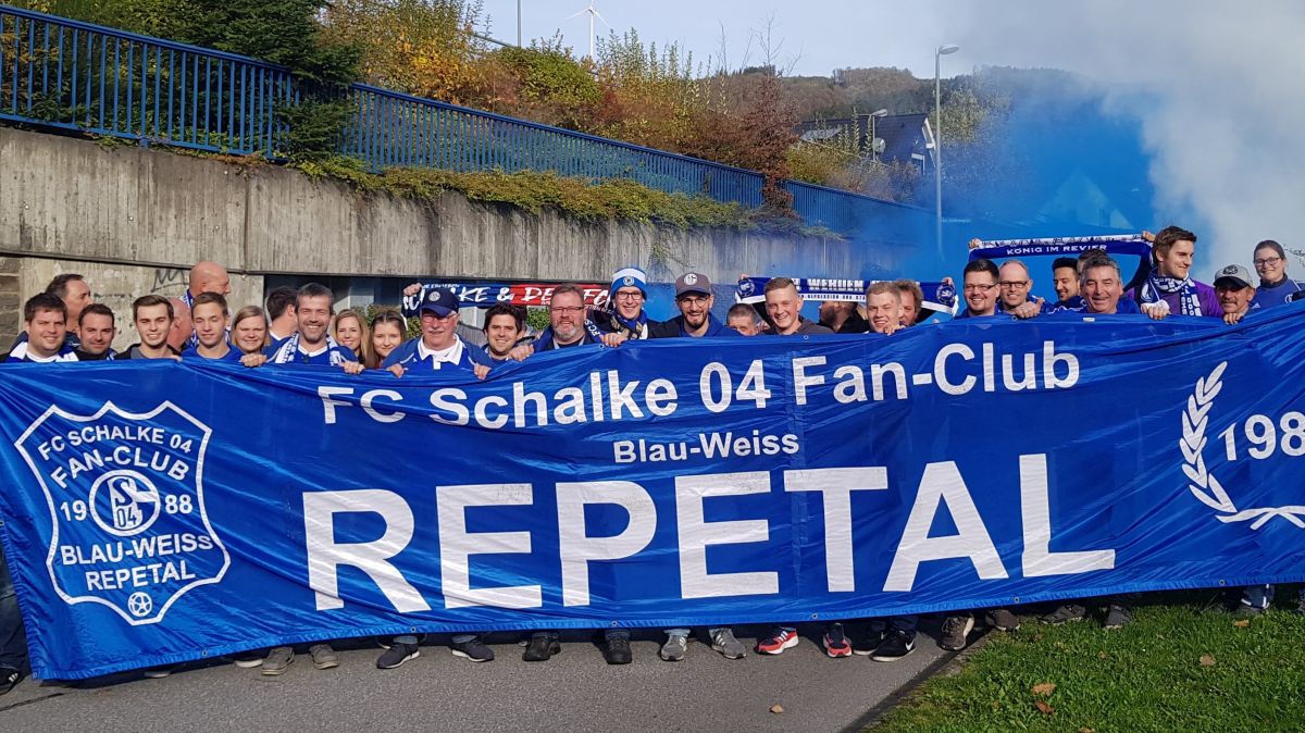 Der Fanclub Blau-Weiss Repetal ist bereits für die nächsten Touren zu Spielen. von privat