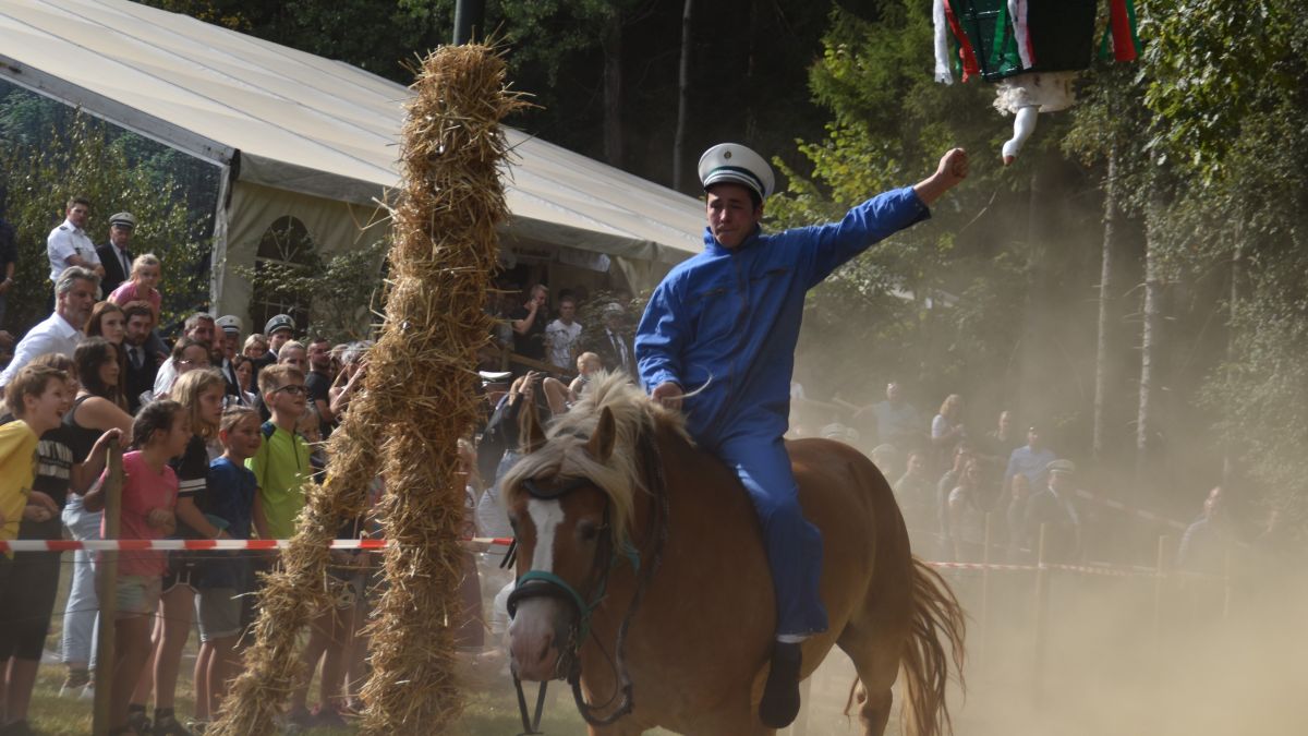 Der St. Georg Heimat- und Reiterverein Bühren feiert seinen Reiterball. von Nicole Voss