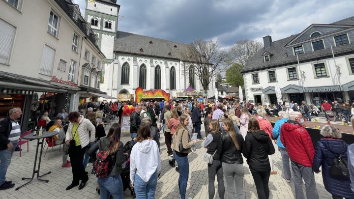 Der Frühlingsmarkt lockt stets viele Gäste in die Hansestadt.