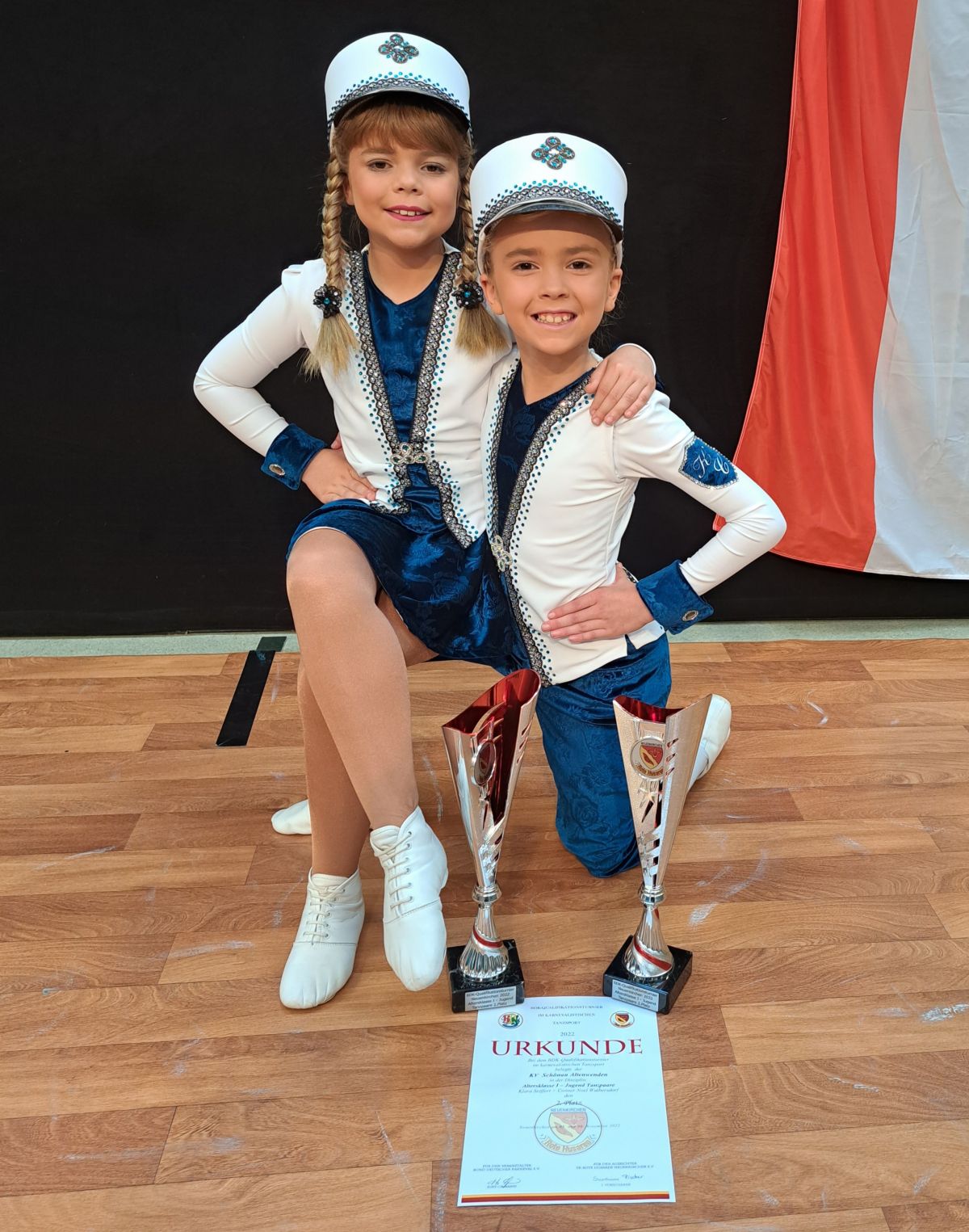 Auf Turnieren konnte das Kindertanzpaar des Karnevalsvereins Schönau-Altenwenden schon einige Pokale ergattern. von privat
