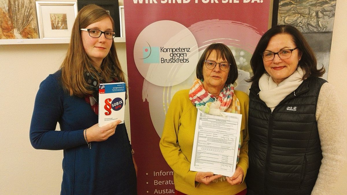 Von links: Lena Huperz (Mitarbeiterin Kreisverwaltung Olpe), Gisela Haßler und Dr. Susanne Kost (beide Verein Kompetenz gegen Brustkrebs). von privat