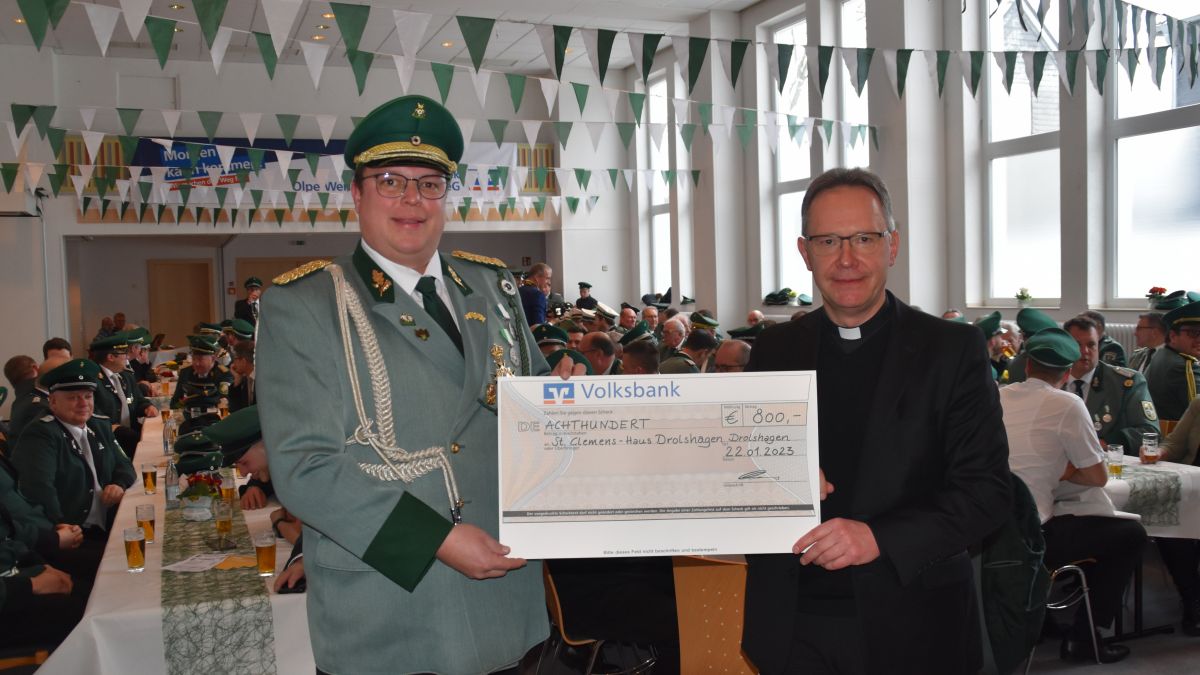 Pfarrer Johannes Hammer (r.) nimmt den Scheck in Höhe von 800 Euro vom Iseringhauser Schützenchef Daniel Clemens entgegen. von Nicole Voss