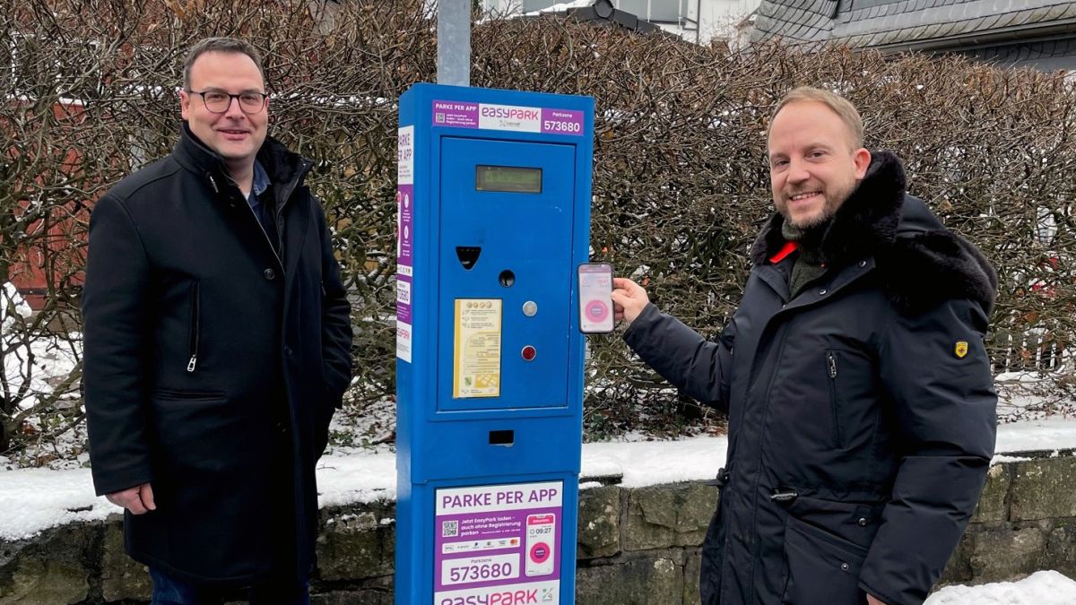 Maks Bradtmöller (r.), Firma EasyPark, und Beigeordneter Karsten Schürheck präsentieren die neue, digitale Parkmöglichkeit. von Stadt Lennestadt