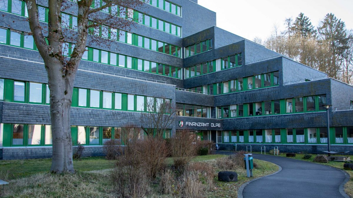 Das Gebäude des Finanzamtes Olpe. von Nils Dinkel