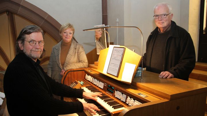 Domorganist Andreas Meisner, Maria Arns (Kirchenchor Meggen) und Pastor Ludger Wollweber sind...