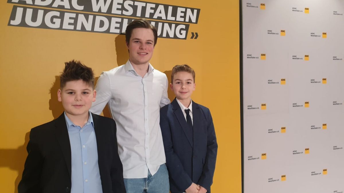 Drei junge Kartfahrer des MSC Lennetal-Bamenohl/Attendorn wurden im Rahmen der ADAC Jugendsportlerehrung in Dortmund ausgezeichnet: Romeo Rickert, Lukas Kwasnik und Maximilian Gonther (v.l.). von privat