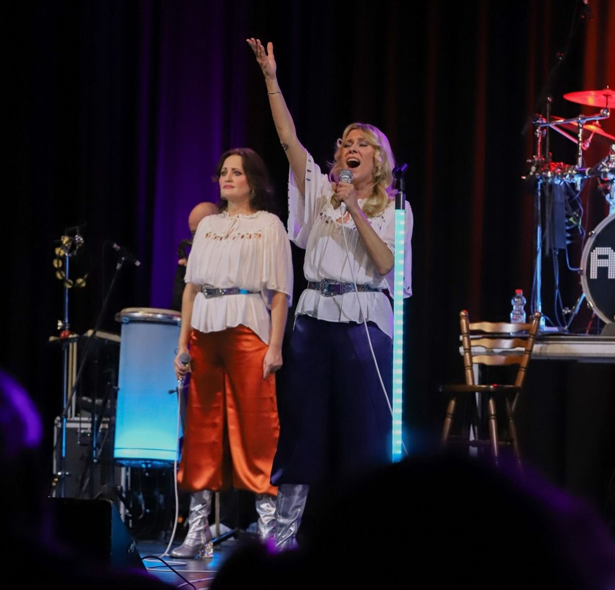 Die ABBA-Tribute-Band nahm das Publikum in der Festhalle Finnentrop mit auf eine Reise in die 70er Jahre. von Kulturgemeinde Finnentrop