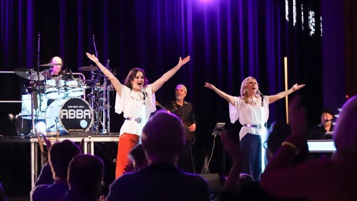 Die ABBA-Tribute-Band nahm das Publikum in der Festhalle Finnentrop mit auf eine Reise in die 70er...
