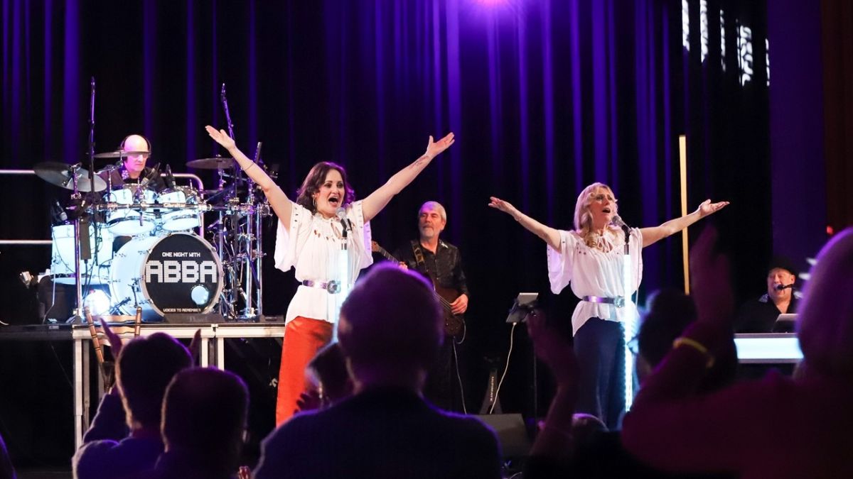 Die ABBA-Tribute-Band nahm das Publikum in der Festhalle Finnentrop mit auf eine Reise in die 70er Jahre. von Kulturgemeinde Finnentrop