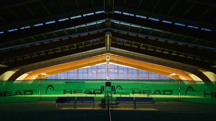 Die Tennishalle des TC Milstenau ist für die Meisterschaften vorbereitet.