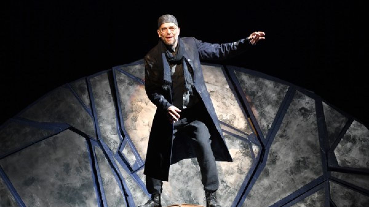 Das Theater Poetenpack präsentiert das Stück „Faust“ im PZ Meggen: Andreas Hueck als Faust. von Rüdiger Böhme