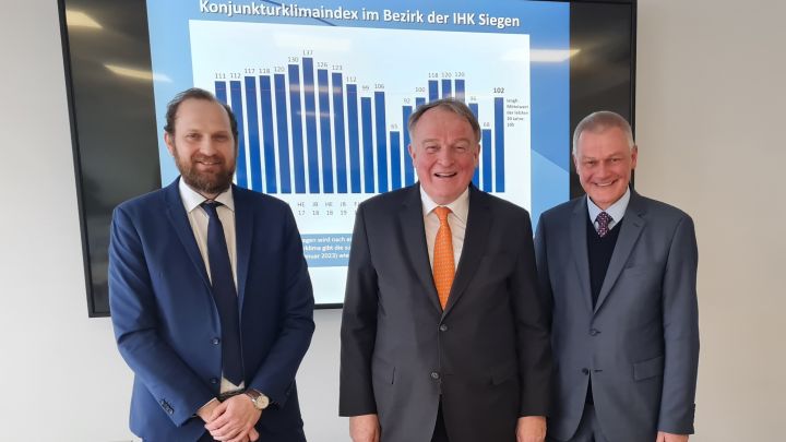 Stellten die neue IHK-Konjunkturumfrage vor (von rechts): Hauptgeschäftsführer Klaus Gräbener,...