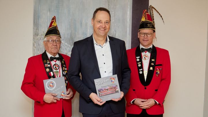Bürgermeister Peter Weber (Mitte) nahm die Festschrift von RCC-Präsident Marc Leine (rechts) und...